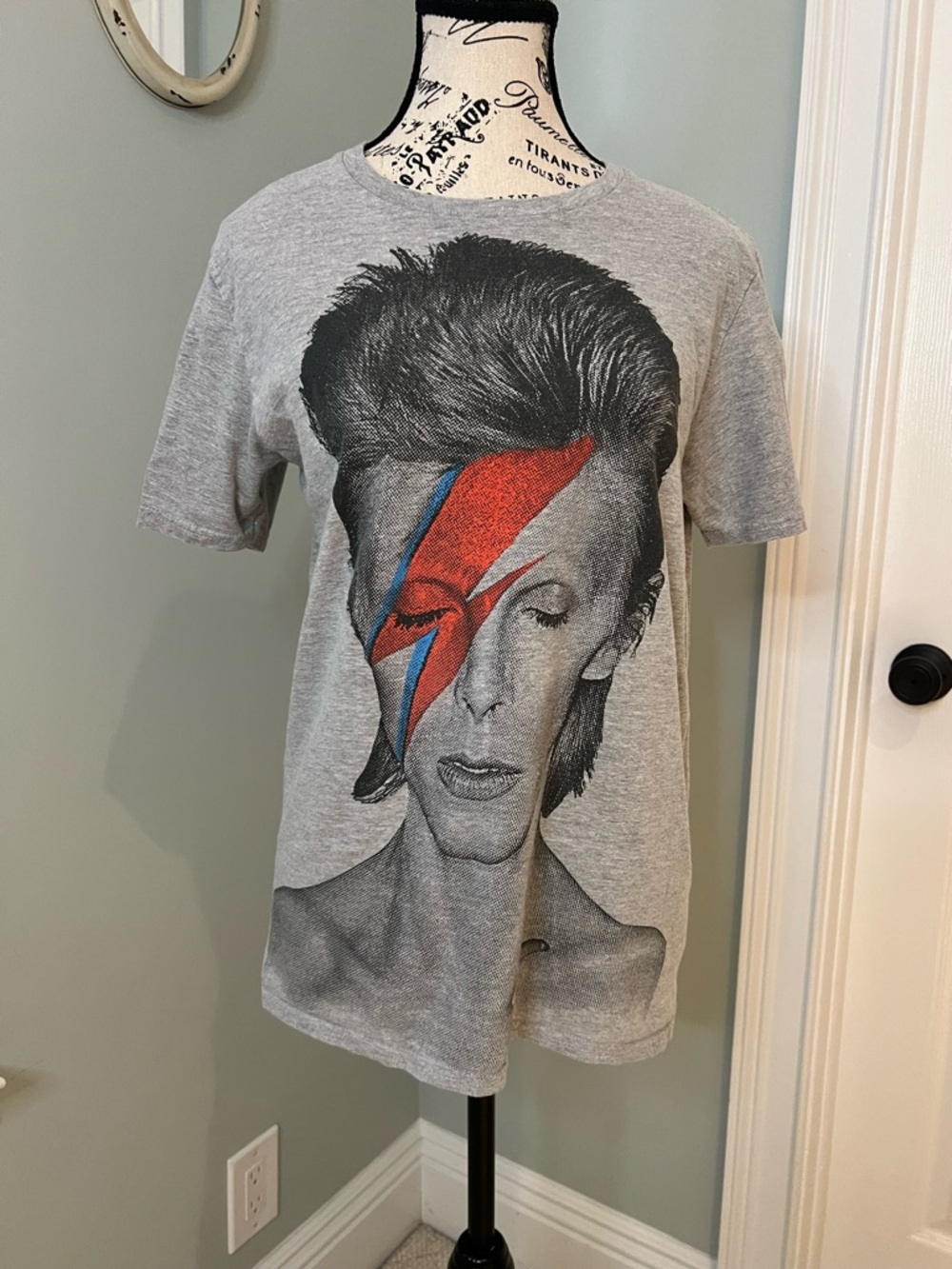 David Bowie "Aladdin Sane" crewneck t-shirt | Size S | Gray | Unisex | Like New - Picture 7 of 8
